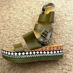 ⬇️Blowfish unique platform sandals